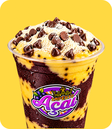 Mãos adicionando granola sobre o açaí
