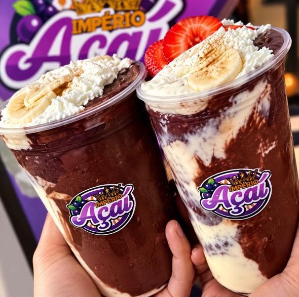 Copos de açaí com frutas